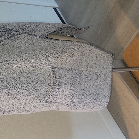 UGG KOOLABURRA Hooded Sherpa Vest Open Front Pockets Cozy Comfy Layering Winter - Picture 4 of 8